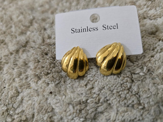 Shell Studs - Gold
